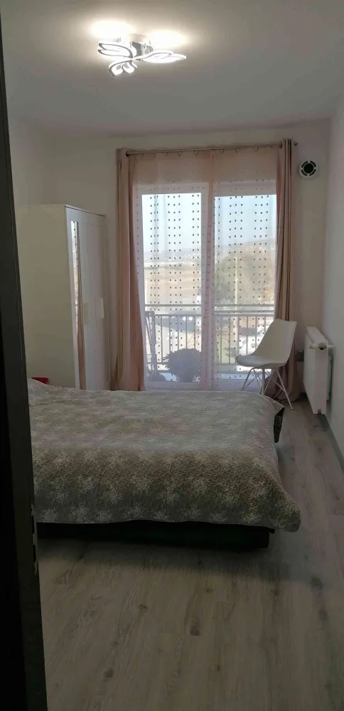 Apartament 2 camere Apahida - PF vând apartament cu 2 camere în Apahida, bloc nou, etaj 2 din &nbsp;3, 45 mp, compartimentat astfel: hol, livuling+bucătărie, dormitor, baie, debara iar la dormitor este balcon. Centrala proprie, sistem de ventilație activ.Dacă se doreste se poate vinde utilat și mobilat. Imobilul este langa stația de bus. Optional loc de parcare. Nu sunt interesat de colaborare cu agenții. }}