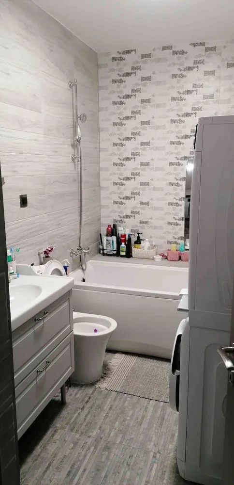 Apartament 2 camere Apahida - PF vând apartament cu 2 camere în Apahida, bloc nou, etaj 2 din &nbsp;3, 45 mp, compartimentat astfel: hol, livuling+bucătărie, dormitor, baie, debara iar la dormitor este balcon. Centrala proprie, sistem de ventilație activ.Dacă se doreste se poate vinde utilat și mobilat. Imobilul este langa stația de bus. Optional loc de parcare. Nu sunt interesat de colaborare cu agenții. }}