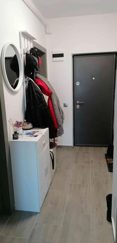 Apartament 2 camere Apahida - PF vând apartament cu 2 camere în Apahida, bloc nou, etaj 2 din &nbsp;3, 45 mp, compartimentat astfel: hol, livuling+bucătărie, dormitor, baie, debara iar la dormitor este balcon. Centrala proprie, sistem de ventilație activ.Dacă se doreste se poate vinde utilat și mobilat. Imobilul este langa stația de bus. Optional loc de parcare. Nu sunt interesat de colaborare cu agenții. }}