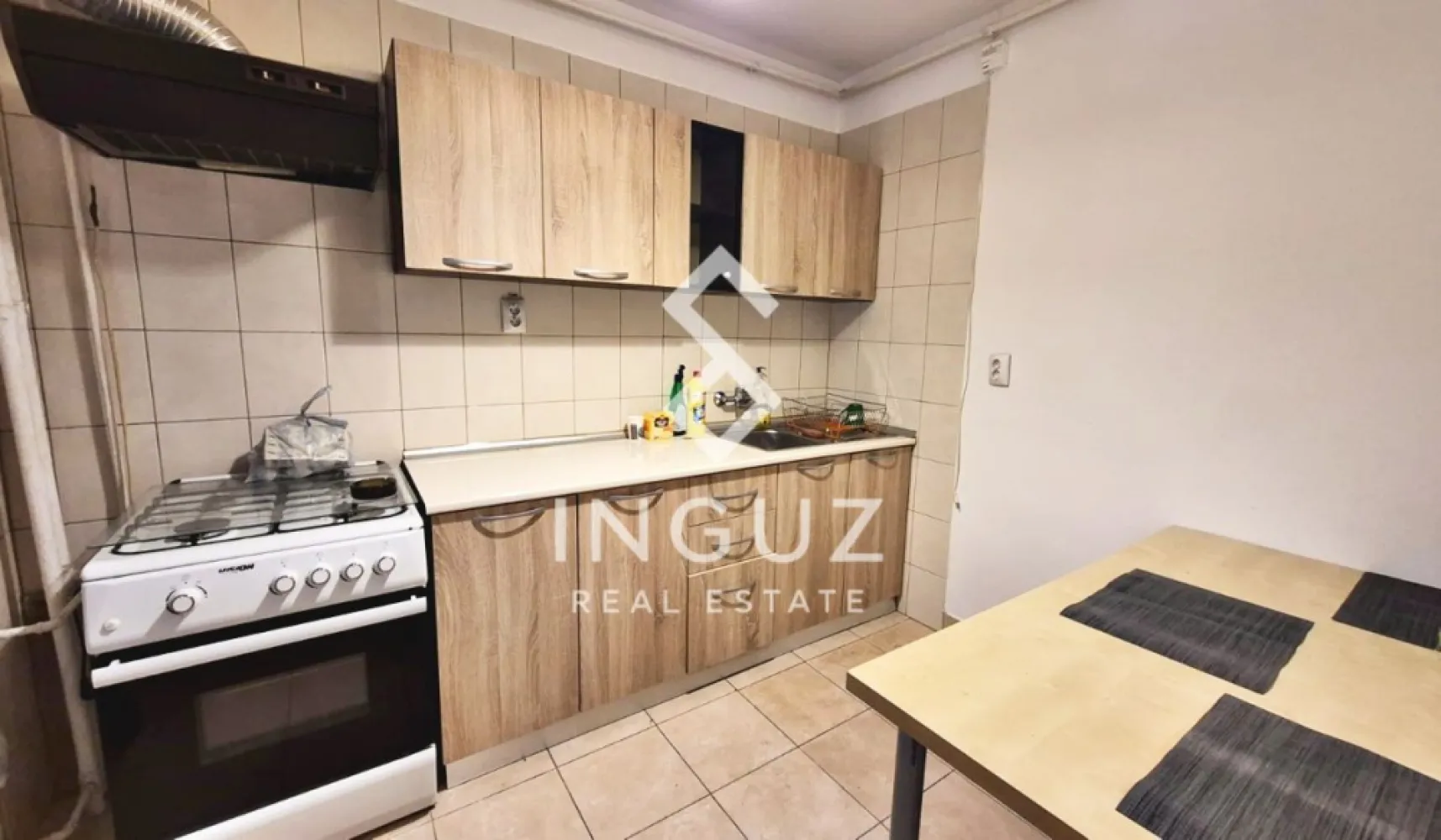 Apartment for Rent – 3 Rooms | Decebal Boulevard | Spacious | Prime Lo - Apartment for Rent – 3 Rooms | Decebal Boulevard | Spacious | Prime Location Price: 750 € / month Spacious 3-room apartment located on Bulevardul Decebal, one of the most sought-after central areas in Bucharest, known for its restaurants, cafes, services, and excellent connectivity. Property Details 3 rooms, decomposed layout (fully separated rooms) Usable area: 90 m² Floor: 1 Street-facing position (stradal) 2 bathrooms 3 balconies Construction period: 1990–2000 Features Very spacious and well-distributed rooms Bright apartment with good natural light Furnished kitchen Washing machine included Air conditioning installed Unfurnished – ideal for personal furnishing Well-maintained building in a central residential block Location Advantages Directly on Decebal Boulevard One of the most active and desirable areas in Bucharest Close to restaurants, cafes, supermarkets, and daily services Quick access to metro and public transport Easy connection to city center and business districts Ideal For Suitable for tenants looking for a large, central apartment with comfort, space, and excellent urban connectivity. Terms Rent: 750 € / month Guarantee: 1 month rent Commission: 50% of one month’s rent }}