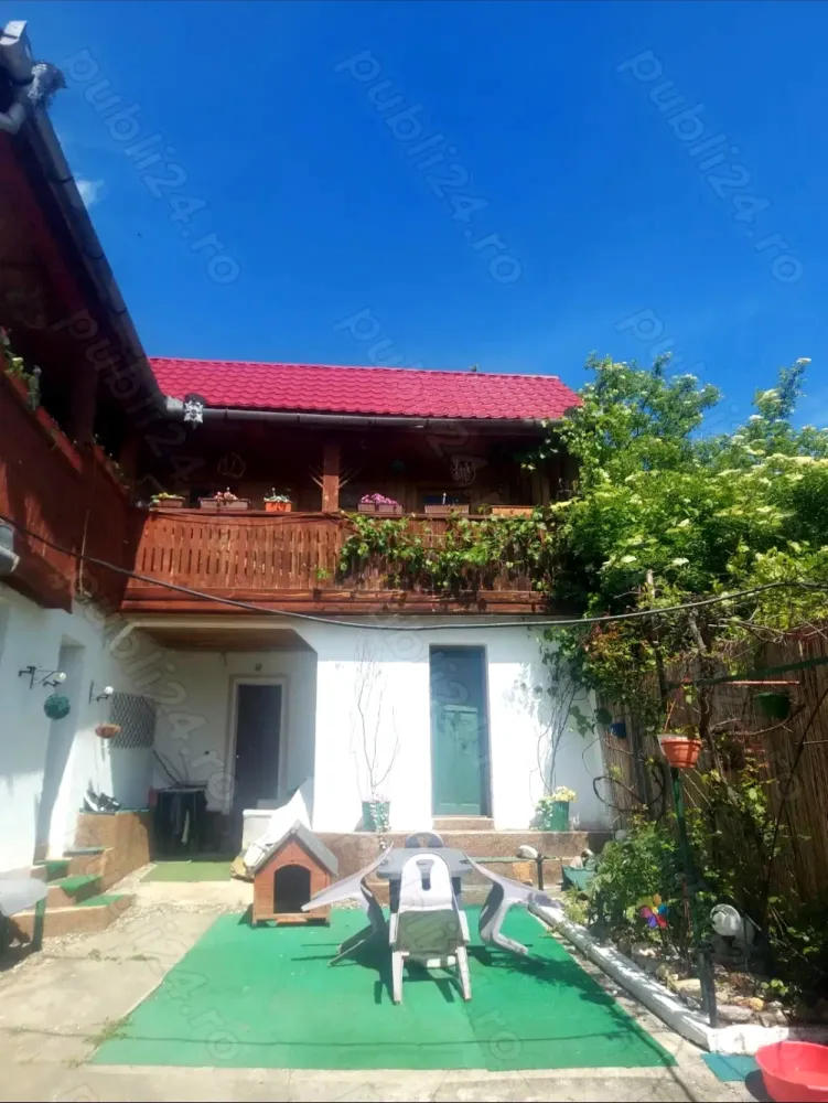 Casa Marginimea Sibiului - Casă 6 camere, situată în satul Vale, un sat pitoresc, la 23 km de Sibiu (20-25 min)Perfectă pentru locuinţă permanentă, casă de vacanţă, pensiune, crearea unei comunități în afara oraşului sau pentru cei care lucrează remoteCorpul 1: 2 camere, 2 bucătării, baie, cămară.Corpul 2 (fostă pensiune) pentru 10-12 persoane - 4 camere, (camera 1-3 paturi single, camera 2-1 pat single, camera 3- 1 pat dublu, camera 4- 2 paturi duble) bucătărie, baie, sală de mese.Anexe şi dotări:Sală de petreceri, pivniță, cămară, magazii, pod mansardabilCurte, grădină cu pomi fructiferi, gradin de legume cu solar, zone de relaxareCuptor, ceaun, grill, curte separată pentru animale cu coteţe din BCA.Utilități: curent electric (220 si 380 kw),apă rece caldă, canalizare, încălzire lemne (sobe teracotă) si electric, cablu(fibra optica), internet (wi-fi) gazul la poartă, parţial izolatăAvantaje: Linişte, peisaj montan, aproape de pădure, acces usor la oraş, drum asfaltat.Scoli, grădiniță, diverse magazine, restaurante, piață, pizzerie la doar 2 km.Casa are aprox 240 mp, total suprafața teren 1350 mp&nbsp;