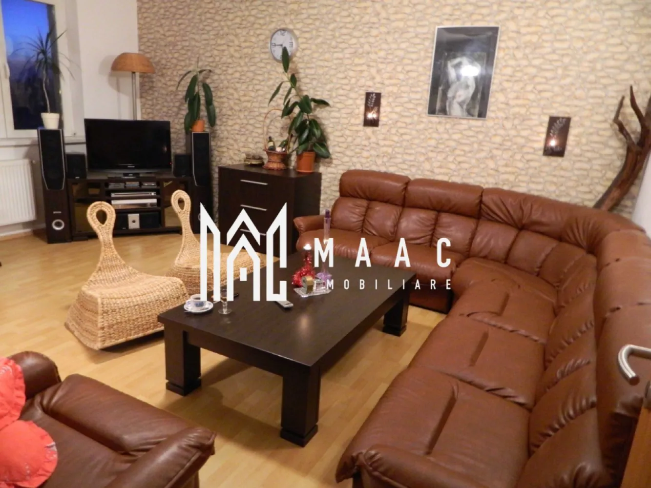 Apartament 2 camere I Calea Dumbravii I 62 MPU - MAAC Imobiliare vă propune spre închiriere un apartament primitor cu 2 camere, situat pe Intrarea Siretului, într-o zonă liniștită și ușor accesibilă. Compartimentare practică și bine gândită: Dormitor spațios Living luminos Bucătărie Baie cu geam de aerisire Hol generos Balcon ideal pentru relaxare Apartamentul dispune de loc de parcare privat, oferind un plus de confort și siguranță. 💡 O locuință perfectă pentru cei care caută liniște, funcționalitate și accesibilitate, într-un imobil bine întreținut și o zonă cu infrastructură completă. Pentru mai multe informații și programări la vizionare, vă rugăm să menționați ID anunț: CP2787271 }}