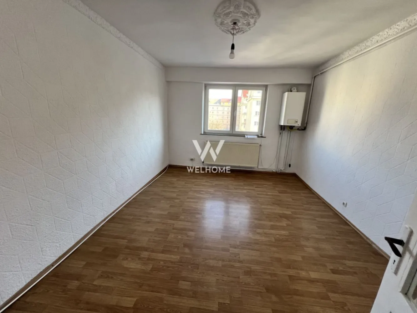 Garsonieră de vânzare – zona Lazaret - Se oferă spre vânzare garsonieră situată la etajul 3 din 4 + mansardă, cu o suprafață utilă de aproximativ 22 mp. Compartimentarea este practică: cameră, bucătărie și baie. Locuința este dotată cu finisaje moderne: gresie, faianță, geamuri termopan PVC, izolație exterioară și ușă metalică la intrare. Dispune de centrală termică proprie, cablu TV și internet prin fibră optică. Poziționarea este într-o zonă liniștită, cu acces facil către puncte de interes. Preț: 35.500 € Potrivită pentru locuit sau investiție (închiriere rapidă). Detalii: 0743030351 - Laura }}