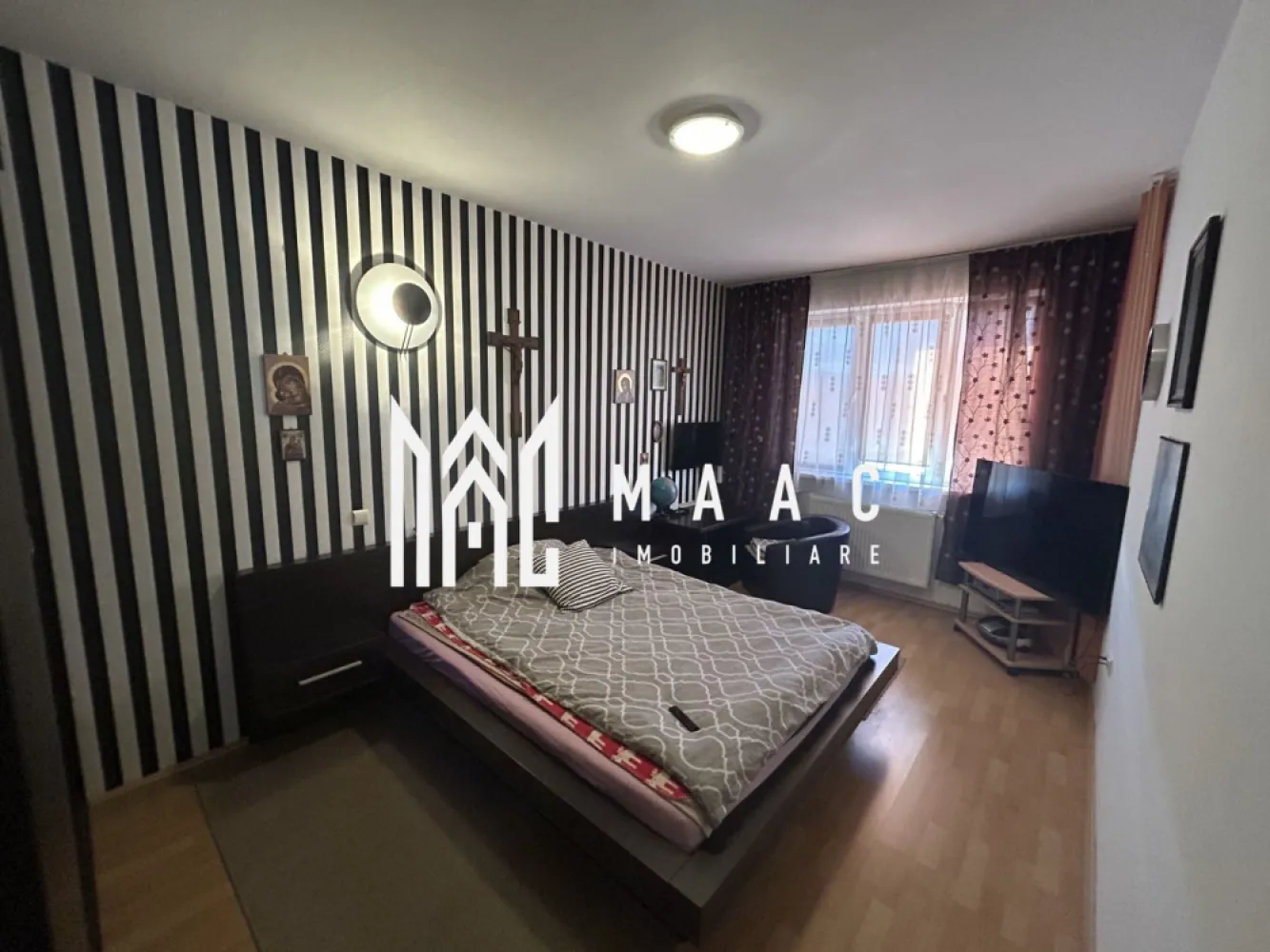Apartament 2 camere I Calea Dumbravii I 62 MPU - MAAC Imobiliare vă propune spre închiriere un apartament primitor cu 2 camere, situat pe Intrarea Siretului, într-o zonă liniștită și ușor accesibilă. Compartimentare practică și bine gândită: Dormitor spațios Living luminos Bucătărie Baie cu geam de aerisire Hol generos Balcon ideal pentru relaxare Apartamentul dispune de loc de parcare privat, oferind un plus de confort și siguranță. 💡 O locuință perfectă pentru cei care caută liniște, funcționalitate și accesibilitate, într-un imobil bine întreținut și o zonă cu infrastructură completă. Pentru mai multe informații și programări la vizionare, vă rugăm să menționați ID anunț: CP2787271 }}