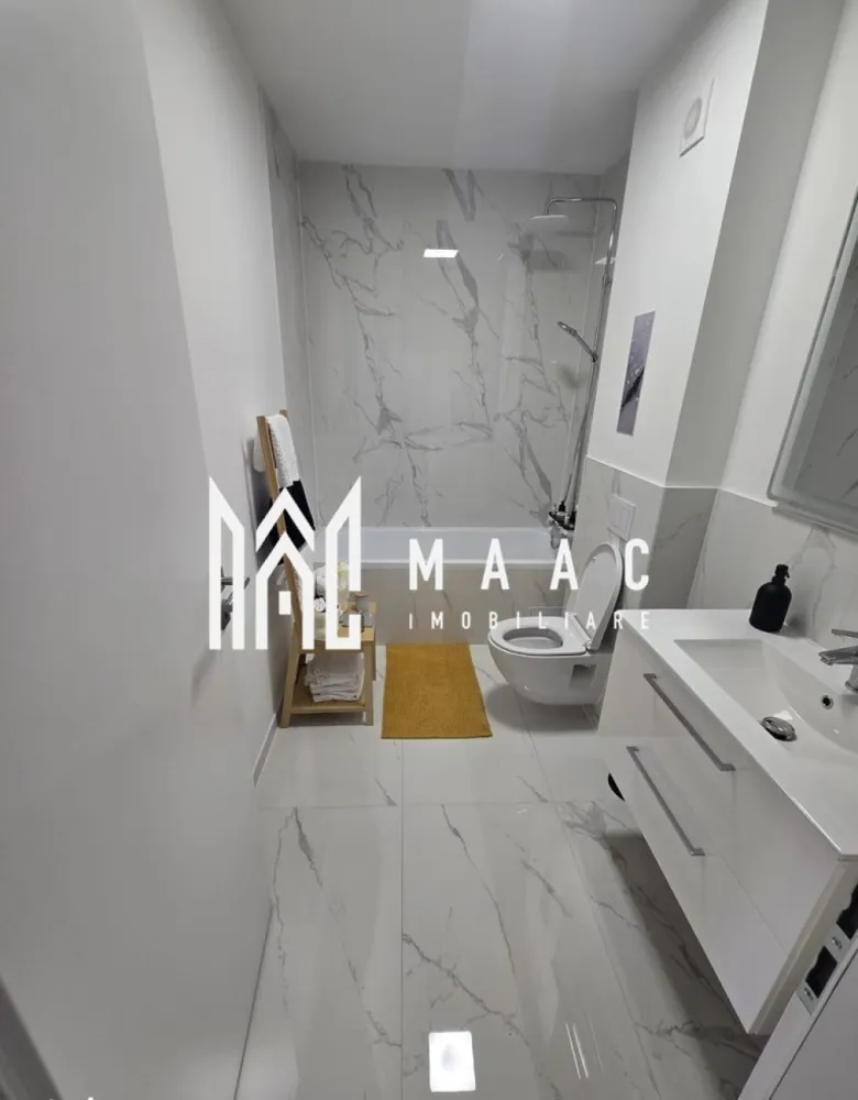 Apartament 2 Camere I Sibiu I DaVinci | Mobilat si Utilat - MAAC Imobiliare propune spre vânzare un apartament modern cu 2 camere, situat în cartierul DaVinci din Sibiu, una dintre cele mai căutate zone rezidențiale, cu cerere ridicată pentru închiriere. Proprietatea reprezintă o oportunitate excelentă atât pentru locuit, cât și pentru investiție, având potențial foarte bun de închiriere datorită poziționării, calității construcției și dotărilor premium. Apartamentul se vinde complet mobilat și utilat, fiind pregătit pentru mutare sau închiriere imediată. Caracteristici generale: Suprafață utilă: 50 mp Compartimentare: decomandat Etaj: parter din 2 Imobil tip vilă, construcție din cărămidă An construcție: 2025 Apartament intabulat Loc de parcare inclus Compartimentare: Dormitor Living cu bucătărie open space Baie Hol 2 terase cu pardoseală din granit și balustrade din sticlă Balcon de 7 mp Orientare sudică – apartament luminos Dotări și finisaje: Centrală termică proprie Încălzire în pardoseală Parchet, gresie, faianță de calitate Terase amenajate cu granit Storuri electrice exterioare Videointerfon Instalații sanitare moderne Electrocasnice noi Complet mobilat și utilat Avantaje investiționale: Zonă cu cerere ridicată pentru închiriere Cartier modern, foarte căutat în Sibiu Posibilitate de închiriere imediată fără investiții suplimentare Randament atractiv datorită poziționării și dotărilor Ideal pentru închiriere pe termen lung sau regim hotelier Avantaje locație – DaVinci Sibiu: Spații verzi generoase Aer curat și liniște Zonă rezidențială în plină dezvoltare Acces facil către oraș Apartament de vânzare în Sibiu, ideal pentru cumpărători care caută siguranță, confort și o investiție imobiliară profitabilă. Pentru mai multe informații sau pentru programarea unei vizionări, vă rugăm să ne contactați și să menționați ID-ul proprietății: CP3026220.