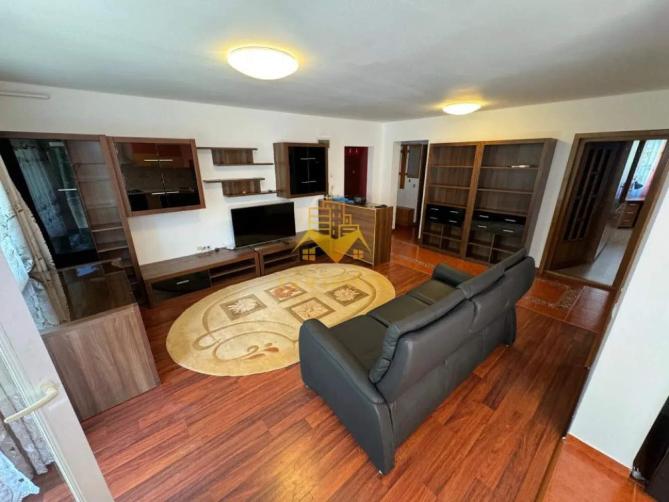 3 camere, open space, parcare, Buna ziua zona LIDL, Panemar - GOLDNESS Imobiliare vă propune spre închiriere un apartament cu 3 camere complet mobilat și utilat, la parter într-un imobil de 2 etaje, în cartierul Buna Ziua. Apartamentul este compartimentat astfel: - dormitor cu pat matrimonial, dressing, noptiere - dormitor cu pat, birou, dulap pentru haine - living cu canapea, spatiu pentru depozitare, TV - bucatarie complet mobilata, utilata, loc de luat masa - baie cu cabina de dus, calorifer port prosop inox și dulap pentru depozitare. - baie cu vana, spatiu pentru depozitare - 2 balcoane de 10 mp Imobilul este dotat cu toate cele necesare- centrală proprie, mașină de spălat haine, frigider, plită electrică, hotă, etc. Se află în apropierea stațiilor de transport în comun, magazine, restaurante, spații verzi, farmacii, etc. Dispune de loc de parcare! Dacă sunteți interesați de acest apartament și doriți să îl vizionați, dar și pentru alte oferte sau detalii nu ezitați să ne contactați telefonic sau prin e-mail - goldnessimobiliare@gmail.com. Vă stăm la dispoziție! }}