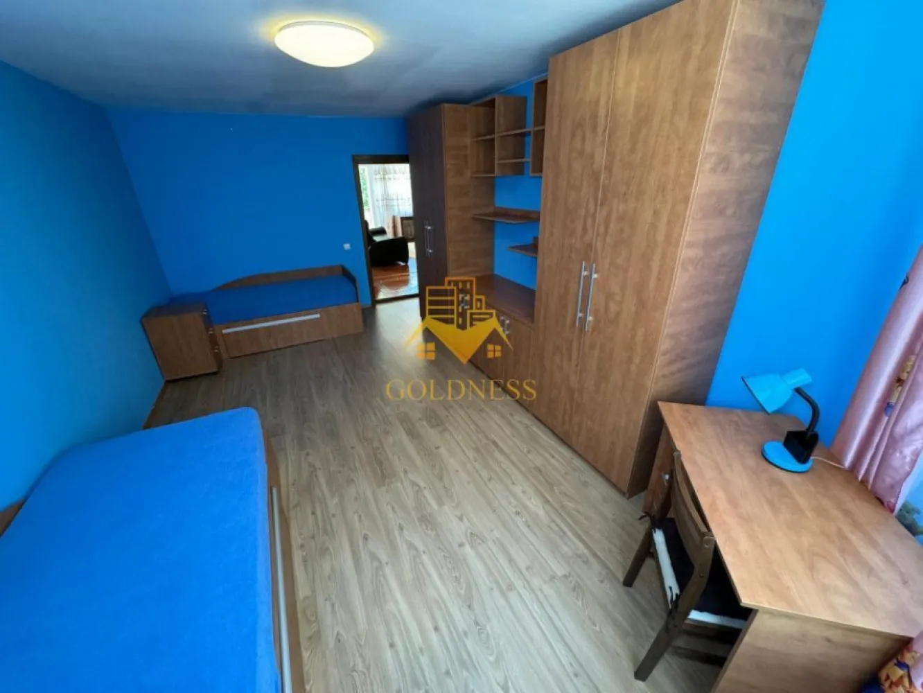 3 camere, open space, parcare, Buna ziua zona LIDL, Panemar - GOLDNESS Imobiliare vă propune spre închiriere un apartament cu 3 camere complet mobilat și utilat, la parter într-un imobil de 2 etaje, în cartierul Buna Ziua. Apartamentul este compartimentat astfel: - dormitor cu pat matrimonial, dressing, noptiere - dormitor cu pat, birou, dulap pentru haine - living cu canapea, spatiu pentru depozitare, TV - bucatarie complet mobilata, utilata, loc de luat masa - baie cu cabina de dus, calorifer port prosop inox și dulap pentru depozitare. - baie cu vana, spatiu pentru depozitare - 2 balcoane de 10 mp Imobilul este dotat cu toate cele necesare- centrală proprie, mașină de spălat haine, frigider, plită electrică, hotă, etc. Se află în apropierea stațiilor de transport în comun, magazine, restaurante, spații verzi, farmacii, etc. Dispune de loc de parcare! Dacă sunteți interesați de acest apartament și doriți să îl vizionați, dar și pentru alte oferte sau detalii nu ezitați să ne contactați telefonic sau prin e-mail - goldnessimobiliare@gmail.com. Vă stăm la dispoziție! }}