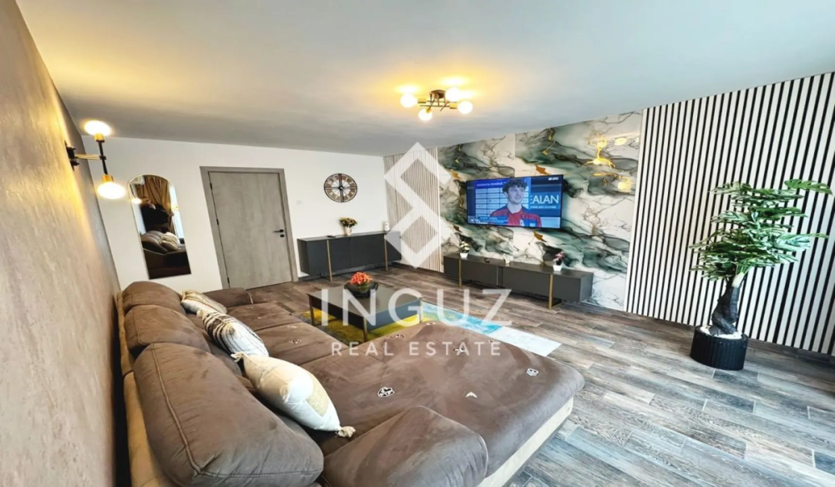 Închiriere Apartament 2 Camere Ultracentral – Bd. Unirii, București - Închiriere Apartament 2 Camere Ultracentral – Bd. Unirii, București Preț: 850 EUR/lună | Disponibil imediat | Garanție: 1000 EUR Comision agenție: 50% din chiria lunară Locație premium: Bd. Unirii, zona Banca Franceză – ultracentral, la 8 minute de metrou Piața Unirii. Acces rapid către Universitate, Izvor, restaurante, cafenele și parcuri. Detalii apartament: Suprafață: 67 mp, decomandat Etaj: 2/10, bloc întreținut, lift modern 2 camere, 1 baie, balcon, 1 bucătărie complet utilată Mobilat și utilat complet: Aer condiționat, electrocasnice moderne: mașină de spălat rufe + uscător, mașină de spălat vase, cuptor, plită, hotă, microunde, combină frigorifică, TV smart, expresor cafea Mobilier modern și spațios, dressinguri generoase, colțar extensibil, pat cu ladă Facilități și avantaje: Parcare în fața și spatele blocului Siguranță: ușă metalică + supraveghere video Contorizare individuală, senzori de fum Conexiune internet: fibră optică + wireless Condiții chirie: Perioadă minimă: 12 luni Chiriași străini: garanție dublă și plată integrală în avans Nu se acceptă animale de companie Perfect pentru: Persoane care caută confort, stabilitate și poziție centrală în București. }}