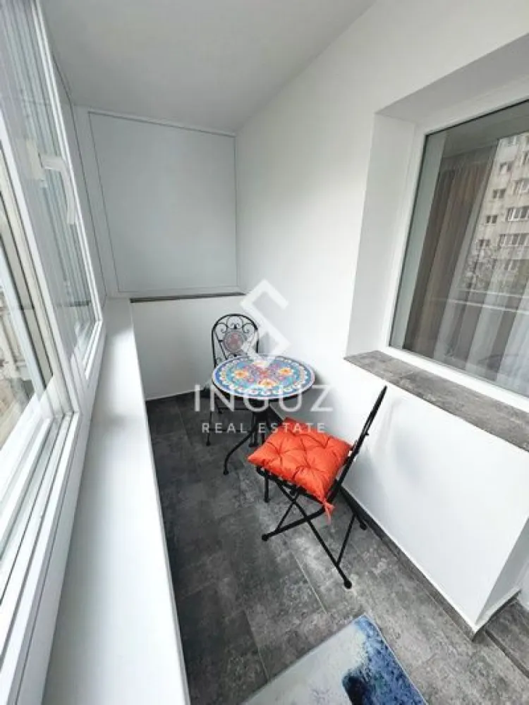 Închiriere Apartament 2 Camere Ultracentral – Bd. Unirii, București - Închiriere Apartament 2 Camere Ultracentral – Bd. Unirii, București Preț: 850 EUR/lună | Disponibil imediat | Garanție: 1000 EUR Comision agenție: 50% din chiria lunară Locație premium: Bd. Unirii, zona Banca Franceză – ultracentral, la 8 minute de metrou Piața Unirii. Acces rapid către Universitate, Izvor, restaurante, cafenele și parcuri. Detalii apartament: Suprafață: 67 mp, decomandat Etaj: 2/10, bloc întreținut, lift modern 2 camere, 1 baie, balcon, 1 bucătărie complet utilată Mobilat și utilat complet: Aer condiționat, electrocasnice moderne: mașină de spălat rufe + uscător, mașină de spălat vase, cuptor, plită, hotă, microunde, combină frigorifică, TV smart, expresor cafea Mobilier modern și spațios, dressinguri generoase, colțar extensibil, pat cu ladă Facilități și avantaje: Parcare în fața și spatele blocului Siguranță: ușă metalică + supraveghere video Contorizare individuală, senzori de fum Conexiune internet: fibră optică + wireless Condiții chirie: Perioadă minimă: 12 luni Chiriași străini: garanție dublă și plată integrală în avans Nu se acceptă animale de companie Perfect pentru: Persoane care caută confort, stabilitate și poziție centrală în București. }}