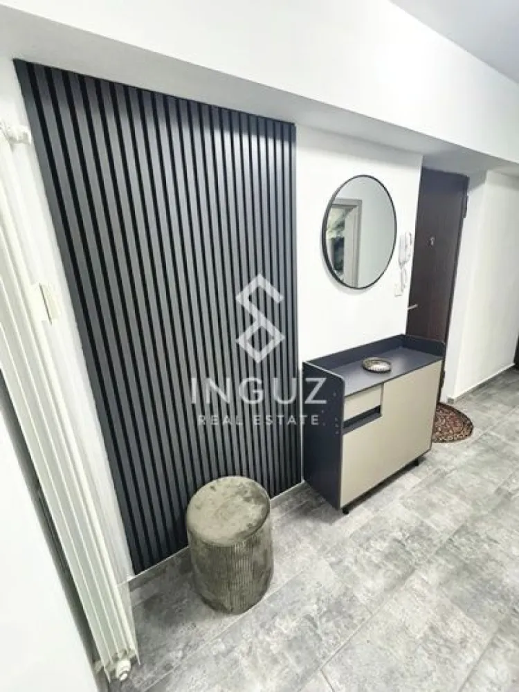 Închiriere Apartament 2 Camere Ultracentral – Bd. Unirii, București - Închiriere Apartament 2 Camere Ultracentral – Bd. Unirii, București Preț: 850 EUR/lună | Disponibil imediat | Garanție: 1000 EUR Comision agenție: 50% din chiria lunară Locație premium: Bd. Unirii, zona Banca Franceză – ultracentral, la 8 minute de metrou Piața Unirii. Acces rapid către Universitate, Izvor, restaurante, cafenele și parcuri. Detalii apartament: Suprafață: 67 mp, decomandat Etaj: 2/10, bloc întreținut, lift modern 2 camere, 1 baie, balcon, 1 bucătărie complet utilată Mobilat și utilat complet: Aer condiționat, electrocasnice moderne: mașină de spălat rufe + uscător, mașină de spălat vase, cuptor, plită, hotă, microunde, combină frigorifică, TV smart, expresor cafea Mobilier modern și spațios, dressinguri generoase, colțar extensibil, pat cu ladă Facilități și avantaje: Parcare în fața și spatele blocului Siguranță: ușă metalică + supraveghere video Contorizare individuală, senzori de fum Conexiune internet: fibră optică + wireless Condiții chirie: Perioadă minimă: 12 luni Chiriași străini: garanție dublă și plată integrală în avans Nu se acceptă animale de companie Perfect pentru: Persoane care caută confort, stabilitate și poziție centrală în București. }}