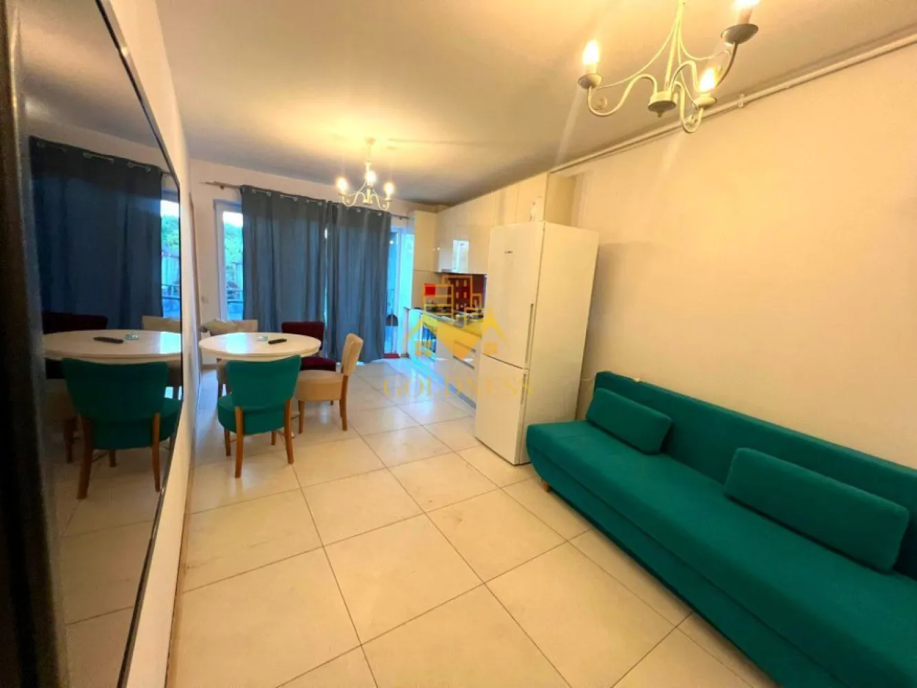 2 camere, modern, bloc nou, Manastur, USAMV, Platinia, Big Belly - GOLDNESS Imobiliare vă propune spre închiriere un apartament cu 2 camere complet mobilat și utilat, la etajul 1 într-un imobil de 5 etaje, în Cartierul Manastur, la 2 minue de mers pe jos pana la Platinia si USAMV.
Se află în apropierea stațiilor de transport în comun, magazine, restaurante, spații verzi, farmacii, etc. 

Apartamentul este compartimentat astfel:
 - dormitor cu pat matrimonial, dressing, noptiere
 - living cu bucatarie open space complet utilată, canapea extensibilă, loc de servit masa 
 - baie cu cabina de dus, calorifer port prosop și dulap pentru depozitare.
 - terasa de 6 mp.

Imobilul este dotat cu toate cele necesare- centrală proprie, mașină de spălat haine, frigider, plită electrică, hotă, etc. 

Dacă sunteți interesați de acest apartament și doriți să îl vizionați, dar și pentru alte oferte nu ezitați să ne contactați telefonic sau prin e-mail. Vă stăm la dispoziție!

Pentru intermediere se percepe un comision de 50% din prețul chiriei!