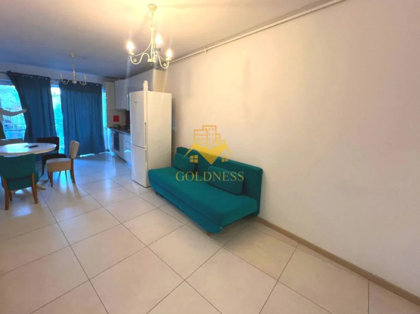 2 camere, modern, bloc nou, Manastur, USAMV, Platinia, Big Belly - GOLDNESS Imobiliare vă propune spre închiriere un apartament cu 2 camere complet mobilat și utilat, la etajul 1 într-un imobil de 5 etaje, în Cartierul Manastur, la 2 minue de mers pe jos pana la Platinia si USAMV.
Se află în apropierea stațiilor de transport în comun, magazine, restaurante, spații verzi, farmacii, etc. 

Apartamentul este compartimentat astfel:
 - dormitor cu pat matrimonial, dressing, noptiere
 - living cu bucatarie open space complet utilată, canapea extensibilă, loc de servit masa 
 - baie cu cabina de dus, calorifer port prosop și dulap pentru depozitare.
 - terasa de 6 mp.

Imobilul este dotat cu toate cele necesare- centrală proprie, mașină de spălat haine, frigider, plită electrică, hotă, etc. 

Dacă sunteți interesați de acest apartament și doriți să îl vizionați, dar și pentru alte oferte nu ezitați să ne contactați telefonic sau prin e-mail. Vă stăm la dispoziție!

Pentru intermediere se percepe un comision de 50% din prețul chiriei!