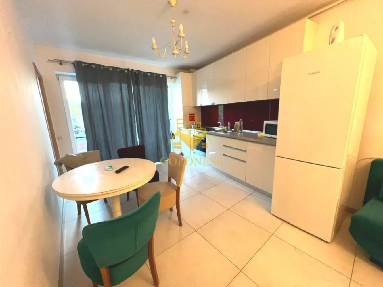 2 camere, modern, bloc nou, Manastur, USAMV, Platinia, Big Belly - GOLDNESS Imobiliare vă propune spre închiriere un apartament cu 2 camere complet mobilat și utilat, la etajul 1 într-un imobil de 5 etaje, în Cartierul Manastur, la 2 minue de mers pe jos pana la Platinia si USAMV.
Se află în apropierea stațiilor de transport în comun, magazine, restaurante, spații verzi, farmacii, etc. 

Apartamentul este compartimentat astfel:
 - dormitor cu pat matrimonial, dressing, noptiere
 - living cu bucatarie open space complet utilată, canapea extensibilă, loc de servit masa 
 - baie cu cabina de dus, calorifer port prosop și dulap pentru depozitare.
 - terasa de 6 mp.

Imobilul este dotat cu toate cele necesare- centrală proprie, mașină de spălat haine, frigider, plită electrică, hotă, etc. 

Dacă sunteți interesați de acest apartament și doriți să îl vizionați, dar și pentru alte oferte nu ezitați să ne contactați telefonic sau prin e-mail. Vă stăm la dispoziție!

Pentru intermediere se percepe un comision de 50% din prețul chiriei!
