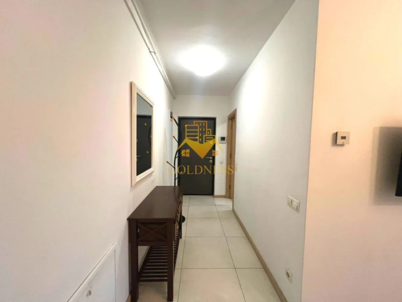 2 camere, modern, bloc nou, Manastur, USAMV, Platinia, Big Belly - GOLDNESS Imobiliare vă propune spre închiriere un apartament cu 2 camere complet mobilat și utilat, la etajul 1 într-un imobil de 5 etaje, în Cartierul Manastur, la 2 minue de mers pe jos pana la Platinia si USAMV.
Se află în apropierea stațiilor de transport în comun, magazine, restaurante, spații verzi, farmacii, etc. 

Apartamentul este compartimentat astfel:
 - dormitor cu pat matrimonial, dressing, noptiere
 - living cu bucatarie open space complet utilată, canapea extensibilă, loc de servit masa 
 - baie cu cabina de dus, calorifer port prosop și dulap pentru depozitare.
 - terasa de 6 mp.

Imobilul este dotat cu toate cele necesare- centrală proprie, mașină de spălat haine, frigider, plită electrică, hotă, etc. 

Dacă sunteți interesați de acest apartament și doriți să îl vizionați, dar și pentru alte oferte nu ezitați să ne contactați telefonic sau prin e-mail. Vă stăm la dispoziție!

Pentru intermediere se percepe un comision de 50% din prețul chiriei!