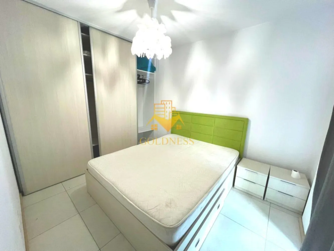 2 camere, modern, bloc nou, Manastur, USAMV, Platinia, Big Belly - GOLDNESS Imobiliare vă propune spre închiriere un apartament cu 2 camere complet mobilat și utilat, la etajul 1 într-un imobil de 5 etaje, în Cartierul Manastur, la 2 minue de mers pe jos pana la Platinia si USAMV.
Se află în apropierea stațiilor de transport în comun, magazine, restaurante, spații verzi, farmacii, etc. 

Apartamentul este compartimentat astfel:
 - dormitor cu pat matrimonial, dressing, noptiere
 - living cu bucatarie open space complet utilată, canapea extensibilă, loc de servit masa 
 - baie cu cabina de dus, calorifer port prosop și dulap pentru depozitare.
 - terasa de 6 mp.

Imobilul este dotat cu toate cele necesare- centrală proprie, mașină de spălat haine, frigider, plită electrică, hotă, etc. 

Dacă sunteți interesați de acest apartament și doriți să îl vizionați, dar și pentru alte oferte nu ezitați să ne contactați telefonic sau prin e-mail. Vă stăm la dispoziție!

Pentru intermediere se percepe un comision de 50% din prețul chiriei!