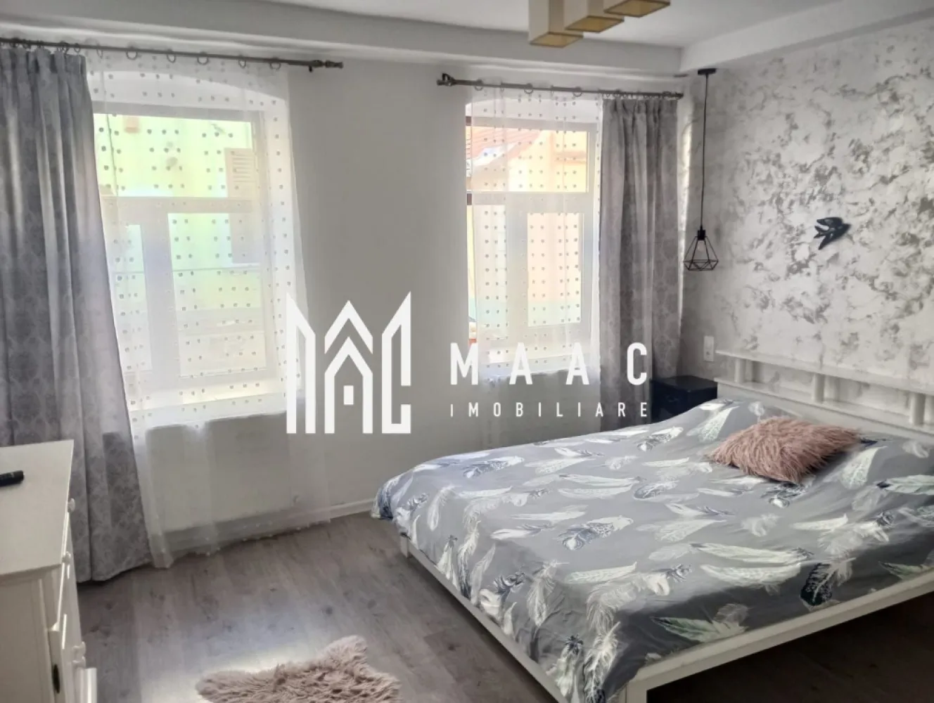 Imobil 2 unități | 65 MPU | Intrări separate | Centrul Sibiului - MAAC Imobiliare va propune spre vanzare imobil situat în zona centrală a orașului Sibiu, ideal atât pentru locuință, cât și pentru investiție. Proprietatea este compusă din două apartamente, suprafață utilă de 65 mp, cu intrări separate și utilități individuale, oferind astfel independență totală între unități. Compartimentarea este practică și permite utilizarea eficientă a spațiului, iar datorită poziționării excelente în centrul orașului, apartamentele sunt pretabile pentru regim hotelier, fiind o oportunitate foarte bună pentru cei interesați de investiții în domeniul turistic. Imobilele se vând exact ca în poze, complet mobilate și utilate (dacă este cazul), fără necesitatea unor investiții suplimentare imediate. Avantaje: Zonă centrală, cu acces facil la puncte de interes Două unități locative independente Utilități separate Potențial ridicat pentru închiriere în regim hotelier Gata de utilizare / închiriere Pentru mai multe detalii precizati telefonic ca ati vazut anuntul cu ID : CP2903532.