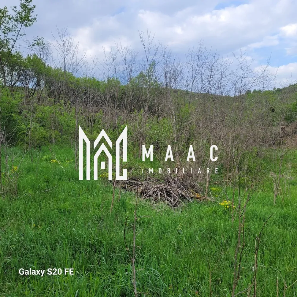 TEREN DE VÂNZARE I SLIMNIC I INTRAVILAN - MAAC Imobiliare vă propune spre vânzare în satul liniștit Slimnic, unde dealurile Transilvaniei se întind ca o pânză verde, se află o oportunitate rară: un teren intravilan, gata să devină baza visului tău.
Terenul, oferit spre vânzare de MAAC Imobiliare, este un lot liniștit, perfect delimitat și pregătit pentru a primi viață. El este înconjurat cu grijă de un gard solid din plasă de sârmă, care îi asigură securitatea și intimitatea, marcând clar hotarele proprietății. Nu este doar un simplu gard, ci o promisiune de liniște și siguranță pentru viitoarea casă, grădină sau atelier.
Și cel mai important, toate facilitățile moderne se află chiar la marginea proprietății. Nu vei mai alerga după racorduri sau autorizații complicate. Totul este la îndemână, așteptând doar proiectul tău să prindă contur. Fie că visezi la o casă la tara, plină de lumină, la un atelier creativ, sau la o investiție sigură pentru viitor, acest teren oferă potențialul și fundația.
Imaginează-ți porțile deschizându-se spre acest spațiu al tău. Soarele apune peste dealuri, iar tu știi că tot ce ai nevoie este deja acolo, așteptând. Este mai mult decât un teren; este prima pagină a unei noi povești.
Pentru mai multe detalii, precizați telefonic că ați văzut anunțul cu CP3056390.