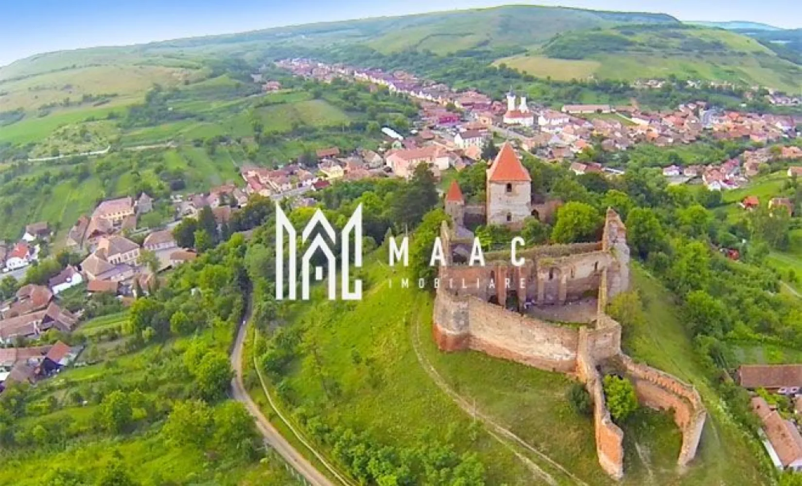 TEREN DE VÂNZARE I SLIMNIC I INTRAVILAN - MAAC Imobiliare vă propune spre vânzare în satul liniștit Slimnic, unde dealurile Transilvaniei se întind ca o pânză verde, se află o oportunitate rară: un teren intravilan, gata să devină baza visului tău.
Terenul, oferit spre vânzare de MAAC Imobiliare, este un lot liniștit, perfect delimitat și pregătit pentru a primi viață. El este înconjurat cu grijă de un gard solid din plasă de sârmă, care îi asigură securitatea și intimitatea, marcând clar hotarele proprietății. Nu este doar un simplu gard, ci o promisiune de liniște și siguranță pentru viitoarea casă, grădină sau atelier.
Și cel mai important, toate facilitățile moderne se află chiar la marginea proprietății. Nu vei mai alerga după racorduri sau autorizații complicate. Totul este la îndemână, așteptând doar proiectul tău să prindă contur. Fie că visezi la o casă la tara, plină de lumină, la un atelier creativ, sau la o investiție sigură pentru viitor, acest teren oferă potențialul și fundația.
Imaginează-ți porțile deschizându-se spre acest spațiu al tău. Soarele apune peste dealuri, iar tu știi că tot ce ai nevoie este deja acolo, așteptând. Este mai mult decât un teren; este prima pagină a unei noi povești.
Pentru mai multe detalii, precizați telefonic că ați văzut anunțul cu CP3056390.