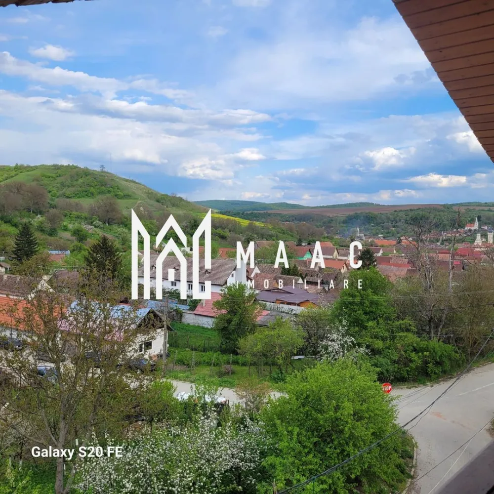 Superoferta I Vila in Slimnic I Teren I Garaj - MAAC Imobiliare oferă spre vânzare în Slimnic o casă cu trei nivele, având o suprafață construită de 500 de metri pătrați. Imobilul dispune de o sufragerie, patru camere, două băi, o pivniță, două balcoane și un garaj de 50 de metri pătrați, toate situate pe un teren de 920 de metri pătrați.