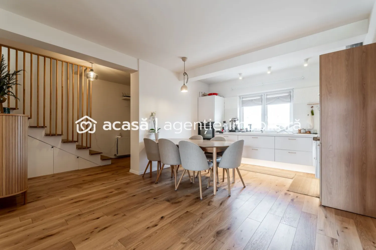 Casa 4 camere P+M - Via Carmina, Vladimirescu - COMISION 0 - Vă propunem spre vânzare o casă înșiruită, modernă, situată în zona Via Carmina, în apropierea Centrului Comercial din Vladimirescu – o locație ideală pentru confort și acces rapid către facilități urbane. Imobilul este dispus pe parter + mansardă și este amplasat pe un teren de 250 mp, cu acces inclusiv prin spatele parcelei. Proprietatea beneficiază de 2 locuri de parcare în fața casei. Parter: - Hol de acces + spații pentru depozitare - Living spațios cu bucătărie open-space - Cămară pentru alimente - Baie - Dormitor Cu ieșire directă în curtea din spate atât din living, cât și din dormitor Mansardă: - Hol - 2 dormitoare (unul prevăzut cu dressing) - Baie cu cadă Curtea din spate reprezintă un adevărat colț de relaxare, fiind frumos amenajată și completată de o terasă perfectă pentru momentele petrecute în aer liber. De asemenea, proprietatea dispune de o magazie practică pentru depozitare. Dotări și beneficii: - Încălzire prin calorifere, asigurată de centrala termică pe gaz - Se vinde complet mobilată și utilată - Zonă liniștită, ideală pentru familie Pentru mai multe detalii și vizionări: 📞 0755 274 519 – Daniel Hord, Consultant imobiliar