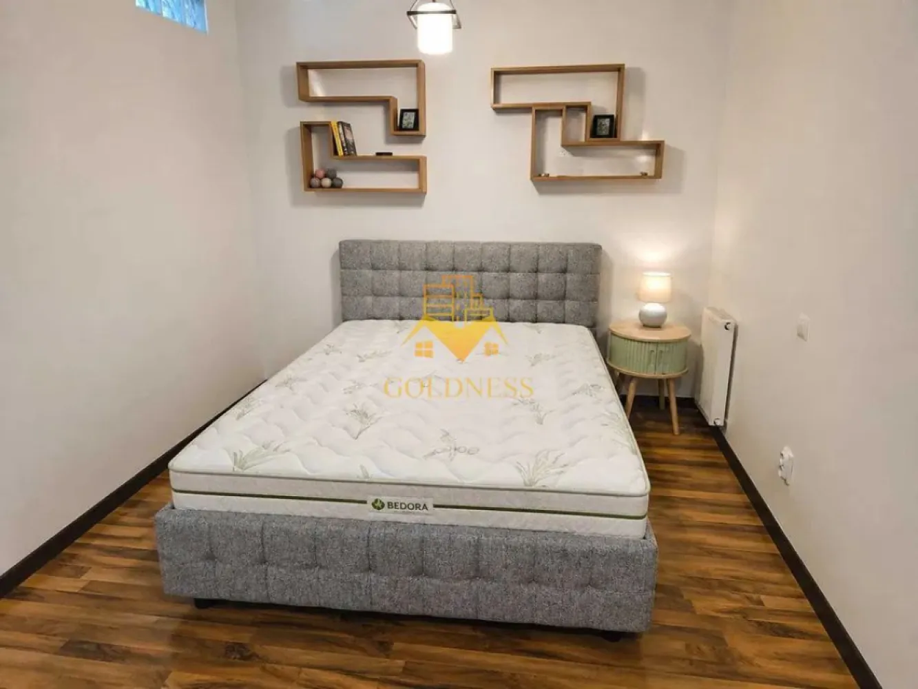 2 camere semidecomandate, balcon, STUDIUM GREEN, Fsega, Iulius Mall - GOLDNESS Imobiliare vă propune spre închiriere un apartament cu 2 camere complet mobilat și utilat, la etajul 6 într-un imobil de 8 etaje, în Cartierul Marasti. Se poate parca linga Endava. Se află în apropierea stațiilor de transport în comun, magazine, restaurante, spații verzi, farmacii, etc. Apartamentul este compartimentat astfel: - dormitor cu pat matrimonial, noptiere - living cu dresing, birou, TV - bucatarie complet utilată și mobilată, loc de servit masa - baie cu cada, calorifer port prosop și dulap pentru depozitare. - balcon de 4 mp. Imobilul este dotat cu toate cele necesare- centrală proprie, frigider, aragaz, hotă, mașină de spălat haine, etc. Dacă sunteți interesați de acest apartament și doriți să îl vizionați, dar și pentru alte oferte nu ezitați să ne contactați telefonic sau prin e-mail. Vă stăm la dispoziție! Pentru intermediere se percepe un comision de 50% din prețul chiriei!