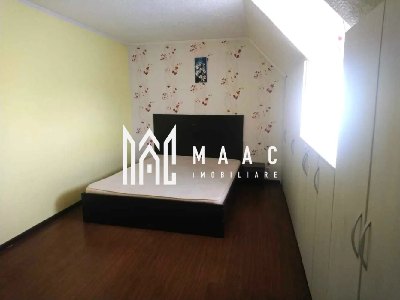 Apartament 3 camere | Decomandat I Trei Stejari - MAAC Imobiliare vă propune spre închiriere un apartament de 3 camere decomandat amplasat în zona Trei Stejari. Locuința este situată la etajul 4, are suprafața utilă de 70mp și este alcătuită din sufragerie, 2 dormitoare, bucătărie, grup sanitar, hol și balcon. Imobilul se predă complet mobilat și utilat. Se percepe o chirie în avans și o garanție în cuantumul unei chirii lunare. Se închiriaza pe o perioadă de minim 12 luni. Nu se acceptă animale de companie și fumători. Disponibilitate imediată Pentru mai multe detalii, vă rugăm specificați ID: CP2787117 }}