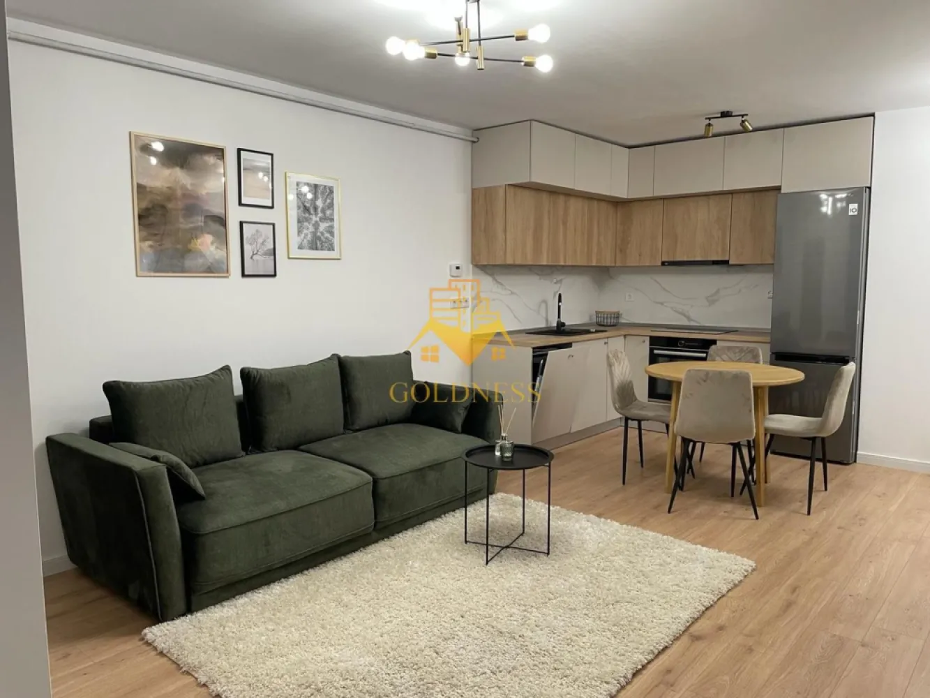 3 camere , modern, Scala Frunzisului, Zorilor, LIDL,UMF,Observatorului - GOLDNESS Imobiliare vă propune spre închiriere un apartament cu 3 camere complet mobilat și utilat, la etajul 5 într-un imobil de 15 etaje, în cartierul Zorilor. Apartamentul este compartimentat astfel: - dormitor cu pat matrimonial, dressing, noptiere - dormitor cu pat matrimonial, dressing, noptiere - living cu bucatarie open-space complet utilată, canapea extensibla, loc de servit masa - baie cu cabina de dus, calorifer port prosop inox și dulap pentru depozitare. - terasa de 8 mp. Imobilul este dotat cu toate cele necesare- centrală proprie, mașină de spălat haine, frigider, plită electrică, hotă, TV, etc. Se află în apropierea stațiilor de transport în comun, magazine, restaurante, spații verzi, farmacii, etc. Dispune de loc de parcare subterana! Dacă sunteți interesați de acest apartament și doriți să îl vizionați, dar și pentru alte oferte sau detalii nu ezitați să ne contactați telefonic sau prin e-mail - goldnessimobiliare@gmail.com. Vă stăm la dispoziție! Pentru intermediere se percepe un comision de 50% din prețul chiriei!