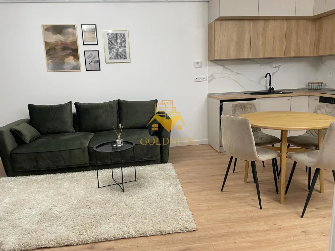 3 camere , modern, Scala Frunzisului, Zorilor, LIDL,UMF,Observatorului - GOLDNESS Imobiliare vă propune spre închiriere un apartament cu 3 camere complet mobilat și utilat, la etajul 5 într-un imobil de 15 etaje, în cartierul Zorilor. Apartamentul este compartimentat astfel: - dormitor cu pat matrimonial, dressing, noptiere - dormitor cu pat matrimonial, dressing, noptiere - living cu bucatarie open-space complet utilată, canapea extensibla, loc de servit masa - baie cu cabina de dus, calorifer port prosop inox și dulap pentru depozitare. - terasa de 8 mp. Imobilul este dotat cu toate cele necesare- centrală proprie, mașină de spălat haine, frigider, plită electrică, hotă, TV, etc. Se află în apropierea stațiilor de transport în comun, magazine, restaurante, spații verzi, farmacii, etc. Dispune de loc de parcare subterana! Dacă sunteți interesați de acest apartament și doriți să îl vizionați, dar și pentru alte oferte sau detalii nu ezitați să ne contactați telefonic sau prin e-mail - goldnessimobiliare@gmail.com. Vă stăm la dispoziție! Pentru intermediere se percepe un comision de 50% din prețul chiriei! }}