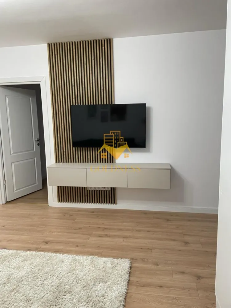 3 camere , modern, Scala Frunzisului, Zorilor, LIDL,UMF,Observatorului - GOLDNESS Imobiliare vă propune spre închiriere un apartament cu 3 camere complet mobilat și utilat, la etajul 5 într-un imobil de 15 etaje, în cartierul Zorilor. Apartamentul este compartimentat astfel: - dormitor cu pat matrimonial, dressing, noptiere - dormitor cu pat matrimonial, dressing, noptiere - living cu bucatarie open-space complet utilată, canapea extensibla, loc de servit masa - baie cu cabina de dus, calorifer port prosop inox și dulap pentru depozitare. - terasa de 8 mp. Imobilul este dotat cu toate cele necesare- centrală proprie, mașină de spălat haine, frigider, plită electrică, hotă, TV, etc. Se află în apropierea stațiilor de transport în comun, magazine, restaurante, spații verzi, farmacii, etc. Dispune de loc de parcare subterana! Dacă sunteți interesați de acest apartament și doriți să îl vizionați, dar și pentru alte oferte sau detalii nu ezitați să ne contactați telefonic sau prin e-mail - goldnessimobiliare@gmail.com. Vă stăm la dispoziție! Pentru intermediere se percepe un comision de 50% din prețul chiriei! }}