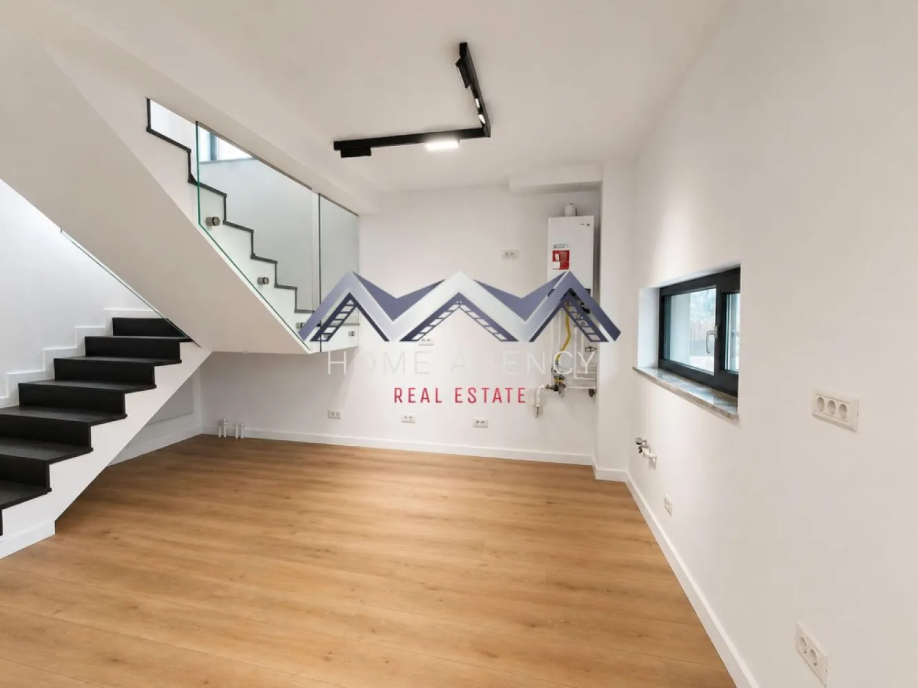 Casă single P+1+Pod în Otopeni - Vă propunem, spre vânzare, o locuință modernă, situată într-una dintre cele mai căutate zone din Otopeni. Proprietatea combină arhitectura contemporană cu o compartimentare eficientă, concepută pentru familii care apreciază calitatea, confortul și intimitatea. Zona de zi include un living generos și luminos, cu spațiu ideal pentru socializare. Bucătăria open-space, cu posibilitate de închidere, beneficiază de acces direct spre terasă și grădină. Tot la parter se află o cameră versatilă, ce poate fi amenajată pentru un birou sau dormitor de oaspeți, precum și un grup sanitar. Etajul este destinat odihnei. Dormitorul matrimonial, cu baie proprie și dressing, este însoțit de două dormitoare spațioase, deservite de o baie secundară modernă. De la acest nivel se face accesul spre pod, amenajat pentru depozitare, oferind soluții practice pentru organizarea locuinței. Dotări și facilități: - Finisaje premium - Centrală proprie, încălzire prin pardoseală - Racordare completă la utilitățile publice: apă, canalizare, gaz și electricitate - Acces rapid spre școli, grădinițe, centre comerciale, magazine, restaurante, precum și conexiuni rapide spre București și Aeroportul Internațional Henri Coandă. Această proprietate oferă un echilibru ideal între liniștea unei zone rezidențiale și accesul facil la principalele zone de interes urban. Pentru mai multe detalii sau pentru programarea unei vizionări, vă rugăm să ne contactați la numărul de telefon din anunț.