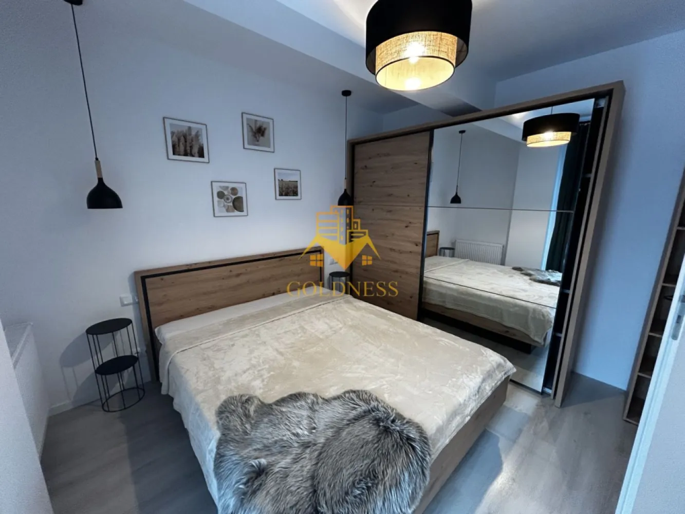 2 camere open space,Parcare, Modern, Zona Porii, Lidl, Floresti - GOLDNESS Imobiliare vă propune spre închiriere un apartament cu 2 camere complet mobilat și utilat, la etajul 2 într-un imobil de 3 etaje, în Floresti. Dispune de loc de parcare acoperita! Se află în apropierea stațiilor de transport în comun, magazine, restaurante, spații verzi, farmacii, etc. Apartamentul este compartimentat astfel: - dormitor cu pat matrimonial, dressing, noptiere - living cu bucatarie open space complet utilată și mobilată, canapea extensibilă, loc de servit masa - baie cu cabina de dus, calorifer port prosop și dulap pentru depozitare. - balcon de 6 mp. Imobilul este dotat cu toate cele necesare- centrală proprie, frigider, aragaz, hotă, mașină de spălat haine, televizor, etc. Dacă sunteți interesați de acest apartament și doriți să îl vizionați, dar și pentru alte oferte nu ezitați să ne contactați telefonic sau prin e-mail. Vă stăm la dispoziție! Pentru intermediere se percepe un comision de 50% din prețul chiriei!