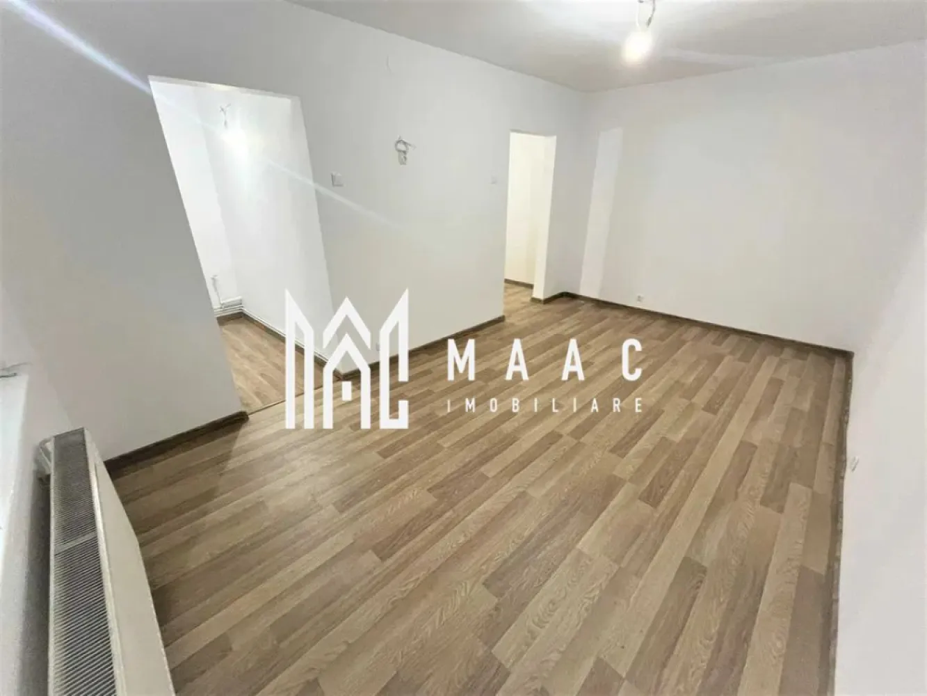 Spatiu de birouri | Parter | 30 MPU | Zona Sub Arini - MAAC Imobiliare vă propune spre închiriere un spațiu luminos și complet renovat, ideal pentru activități profesionale diverse — de la cabinet de psihologie, birou de avocatură sau notarial. Detalii proprietate: Suprafață:30 mp utili Complet renovată – prima închiriere după renovare Finisaje moderne, în tonuri neutre, ușor de personalizat Baie și bucătărie complet mobilate și utilate până la momentul predării Cameră principală lăsată „la cheie”, adaptabilă activității chiriașului Disponibilitate: din ianuarie 2026 Preț chirie: 400 €/lună Garanție: contravaloarea unei luni de chirie Contract minim: 12 luni Pentru mai multe detalii sau pentru a programa o vizionare, vă rugăm să ne contactați. Specificați ID-ul CP2786957. }}