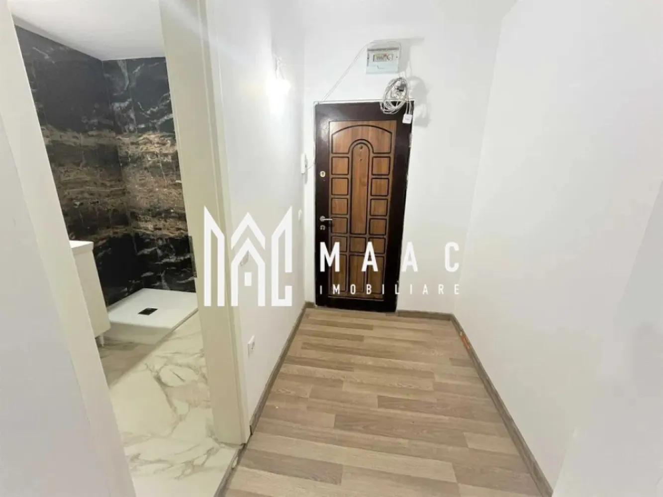 Spatiu de birouri | Parter | 30 MPU | Zona Sub Arini - MAAC Imobiliare vă propune spre închiriere un spațiu luminos și complet renovat, ideal pentru activități profesionale diverse — de la cabinet de psihologie, birou de avocatură sau notarial. Detalii proprietate: Suprafață:30 mp utili Complet renovată – prima închiriere după renovare Finisaje moderne, în tonuri neutre, ușor de personalizat Baie și bucătărie complet mobilate și utilate până la momentul predării Cameră principală lăsată „la cheie”, adaptabilă activității chiriașului Disponibilitate: din ianuarie 2026 Preț chirie: 400 €/lună Garanție: contravaloarea unei luni de chirie Contract minim: 12 luni Pentru mai multe detalii sau pentru a programa o vizionare, vă rugăm să ne contactați. Specificați ID-ul CP2786957. }}