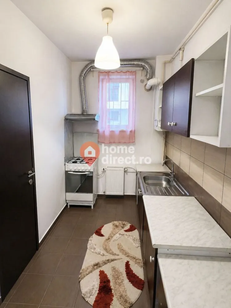 Garsonieră de vânzare în Sector 5, lângă Târgul Pucheni - Se vinde garsonieră cochetă în zona Sălaj, București! Detalii și facilități: Situată în zona Sălaj din București, proprietatea dispune de următoarele dotări: Suprafață: 28 mp, pentru compartimentare vizualizati schița atașată postării. Încălzire: Centrală termică proprie, asigurând eficiență și control asupra costurilor. Dotări: Complet mobilată și utilată cu geamuri PVC de calitate pentru o izolare termică și fonică optimă. Construcție: Imobil din cărămidă, cu regim de înălțime mic. Puteți observa în poze. Avantaje: Un aspect esențial este faptul că toate locurile de parcare din complex sunt la liber, fiind destule pentru toți. Access cu barieră. Deși situată la demisol, construcția modernă asigură un mediu curat și bine întreținut, fără infiltrații sau alte probleme. Garsoniera are încă primul var dat in 2013, deci vă puteți da seama ușor. Informații financiare: Prețul este de 47.500 € ușor negociabil. Comision 0% bineînțeles. Pentru mai multe detalii sau pentru a programa o vizionare, vă rugăm să mă contactați cu încredere pe platforma HomeDirect sau la nr 0734 620 670! }}