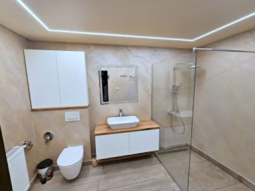 De vanzare casa 2 camere, renovata -Piata Centrala, 89.000 euro