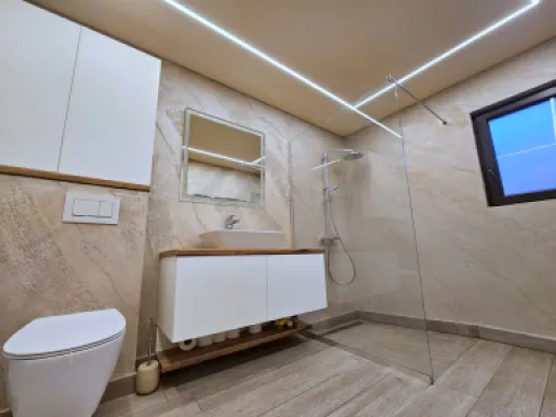 De vanzare casa 2 camere, renovata -Piata Centrala, 89.000 euro