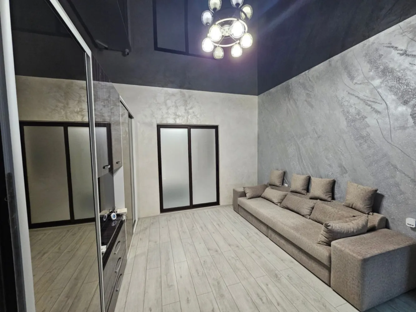 De vanzare casa 2 camere, renovata -Piata Centrala, 89.000 euro