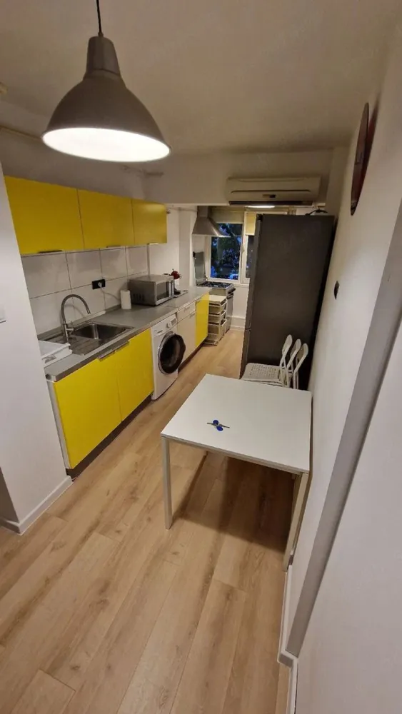 De inchiriat - apartament cu 2 camere, Siderurgistilor Vest , etaj 1 - Se oferă spre închiriere apartament cu 2 camere, complet mobilat și utilat, situat în zona Siderurgiștilor Vest, într-un cartier liniștit și plăcut.
Locuința beneficiază de acces rapid la mijloacele de transport în comun, iar în apropiere se află parcuri, școli și supermarketul Penny, la doar 2 minute de mers pe jos.
Apartamentul este dotat cu:
- mașină de spălat
- televizor
- cuptor cu microunde
- frigider
- aer condiționat (16000 BTU)
- electrocasnice mici
- internet și TV
Se închiriază pe termen lung.
La incheierea contractului de inchiriere chiriasul va achita o chirie, o garantie egala cu o chirie si comisionul agentiei imobiliare.
Pentru mai multe detalii, nu ezitați să mă contactați 0746.252.252 Liliana Ene.