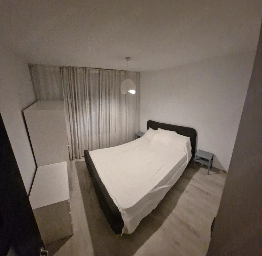 De inchiriat - apartament cu 2 camere, Siderurgistilor Vest , etaj 1 - Se oferă spre închiriere apartament cu 2 camere, complet mobilat și utilat, situat în zona Siderurgiștilor Vest, într-un cartier liniștit și plăcut.
Locuința beneficiază de acces rapid la mijloacele de transport în comun, iar în apropiere se află parcuri, școli și supermarketul Penny, la doar 2 minute de mers pe jos.
Apartamentul este dotat cu:
- mașină de spălat
- televizor
- cuptor cu microunde
- frigider
- aer condiționat (16000 BTU)
- electrocasnice mici
- internet și TV
Se închiriază pe termen lung.
La incheierea contractului de inchiriere chiriasul va achita o chirie, o garantie egala cu o chirie si comisionul agentiei imobiliare.
Pentru mai multe detalii, nu ezitați să mă contactați 0746.252.252 Liliana Ene.