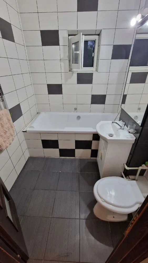 De inchiriat - apartament cu 2 camere, Siderurgistilor Vest , etaj 1 - Se oferă spre închiriere apartament cu 2 camere, complet mobilat și utilat, situat în zona Siderurgiștilor Vest, într-un cartier liniștit și plăcut.
Locuința beneficiază de acces rapid la mijloacele de transport în comun, iar în apropiere se află parcuri, școli și supermarketul Penny, la doar 2 minute de mers pe jos.
Apartamentul este dotat cu:
- mașină de spălat
- televizor
- cuptor cu microunde
- frigider
- aer condiționat (16000 BTU)
- electrocasnice mici
- internet și TV
Se închiriază pe termen lung.
La incheierea contractului de inchiriere chiriasul va achita o chirie, o garantie egala cu o chirie si comisionul agentiei imobiliare.
Pentru mai multe detalii, nu ezitați să mă contactați 0746.252.252 Liliana Ene.