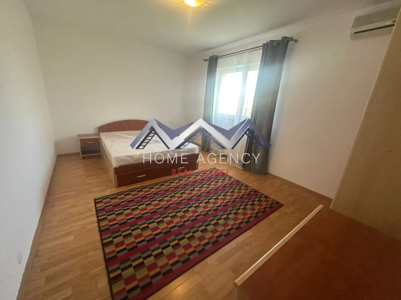 Apartament 2 camere | include parcare - Vă propunem, spre închiriere, un apartament cu 2 camere, complet mobilat și utilat, situat într-o zonă liniștită, aproape de pădure, într-o vilă tip P+1+M, cu un cadru natural deosebit. Locuința este ideală pentru persoanele care își doresc confort, intimitate și acces rapid către principalele puncte de interes din Nordul Capitalei. Apartamentul este amenajat modern, fiind pregătit pentru mutare imediată, fără investiții suplimentare. Compartimentarea este decomandată și eficientă, cuprinde un living luminos cu acces spre terasa foarte generoasă, un dormitor primitor, o bucătărie închisă și o baie cu cabină de duș. Spațiile sunt bine organizate, oferind un ambient plăcut și funcțional. Beneficiază de un loc de parcare inclus. Datorită poziționării excelente, apartamentul este ideal pentru cadre militare sau personal care activează în zona de Nord, inclusiv în apropierea unităților militare sau a Aeroportului, oferind un echilibru perfect între liniște și accesibilitate (aproximativ 5 minute până la unitatea militară). Pentru mai multe detalii sau stabilirea unei vizionări, vă stăm cu drag la dispoziție!