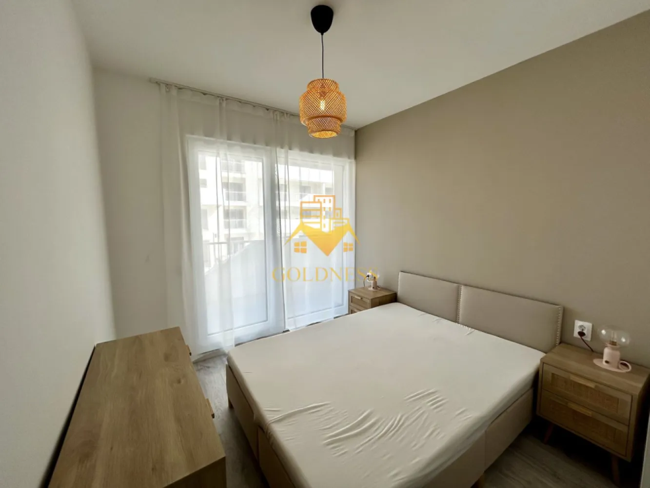 2 camere open space, Parcare, Modern, Eroilor Residence, Floresti - GOLDNESS Imobiliare vă propune spre închiriere un apartament cu 2 camere complet mobilat și utilat, la etajul 1 într-un imobil de 6 etaje, în Floresti.
Dispune de loc de parcare subterana!
Se află în apropierea stațiilor de transport în comun, magazine, restaurante, spații verzi, farmacii, etc. 

Apartamentul este compartimentat astfel:
 - dormitor cu pat matrimonial, dulap, noptiere
 - dormitor cu pat matrimonial, noptiere, comoda tv 
 - living cu bucatarie open space complet utilată și mobilată, canapea extensibilă, loc de servit masa 
 - baie cu cada, calorifer port prosop și dulap pentru depozitare.
 - terasa de 12 mp.

Imobilul este dotat cu toate cele necesare- centrală proprie, frigider, aragaz, hotă, mașină de spălat haine, televizor, etc. 

Dacă sunteți interesați de acest apartament și doriți să îl vizionați, dar și pentru alte oferte nu ezitați să ne contactați telefonic sau prin e-mail. Vă stăm la dispoziție!
Pentru intermediere se percepe un comision de 50% din prețul chiriei!
