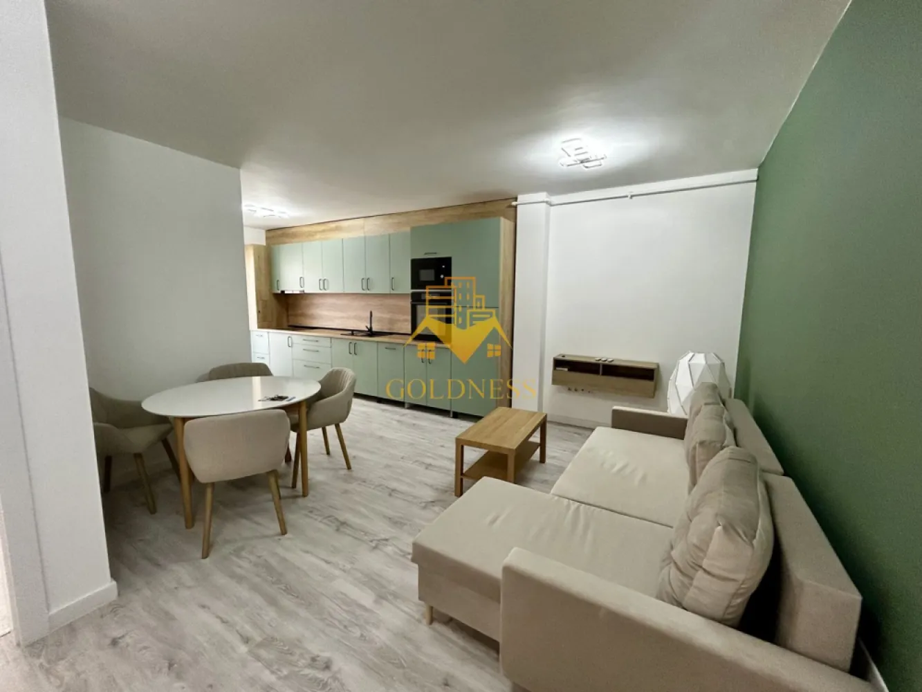 2 camere open space, Parcare, Modern, Eroilor Residence, Floresti - GOLDNESS Imobiliare vă propune spre închiriere un apartament cu 2 camere complet mobilat și utilat, la etajul 1 într-un imobil de 6 etaje, în Floresti.
Dispune de loc de parcare subterana!
Se află în apropierea stațiilor de transport în comun, magazine, restaurante, spații verzi, farmacii, etc. 

Apartamentul este compartimentat astfel:
 - dormitor cu pat matrimonial, dulap, noptiere
 - dormitor cu pat matrimonial, noptiere, comoda tv 
 - living cu bucatarie open space complet utilată și mobilată, canapea extensibilă, loc de servit masa 
 - baie cu cada, calorifer port prosop și dulap pentru depozitare.
 - terasa de 12 mp.

Imobilul este dotat cu toate cele necesare- centrală proprie, frigider, aragaz, hotă, mașină de spălat haine, televizor, etc. 

Dacă sunteți interesați de acest apartament și doriți să îl vizionați, dar și pentru alte oferte nu ezitați să ne contactați telefonic sau prin e-mail. Vă stăm la dispoziție!
Pentru intermediere se percepe un comision de 50% din prețul chiriei!