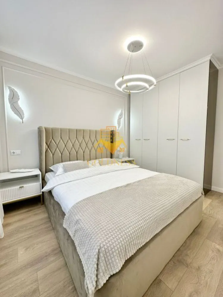 2 camere,lux, zona centrala,Piata Mihai Viteazu,Panemar,Mc Donald's - GOLDNESS Imobiliare vă propune spre închiriere un apartament cu 2 camere complet mobilat și utilat, la etajul 2 într-un imobil de 5 etaje, în zona centrala. Apartamentul este compartimentat astfel:
 - dormitor cu pat matrimonial, dressing, noptiere
 - living cu canapea extensibila, masutana pentru cafea
 - bucatarie complet mobilata, utilata, loc de luat masa
 - baie cu cabina de dus, calorifer port prosop inox și dulap pentru depozitare.
 - terasa de 4 mp.

Imobilul este dotat cu toate cele necesare- centrală proprie, mașină de spălat haine, frigider, plită electrică, hotă, etc. 
Se află în apropierea stațiilor de transport în comun, magazine, restaurante, spații verzi, farmacii, etc. 
Posibilitate de parcare in zona sau in curtea interioara.

Dacă sunteți interesați de acest apartament și doriți să îl vizionați, dar și pentru alte oferte sau detalii nu ezitați să ne contactați telefonic sau prin e-mail - goldnessimobiliare@gmail.com. Vă stăm la dispoziție!