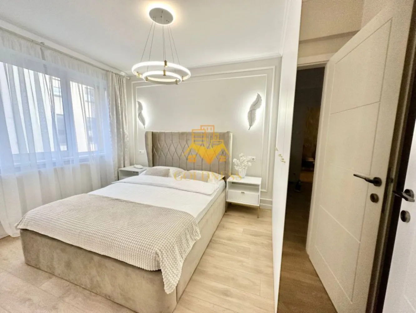 2 camere,lux, zona centrala,Piata Mihai Viteazu,Panemar,Mc Donald's - GOLDNESS Imobiliare vă propune spre închiriere un apartament cu 2 camere complet mobilat și utilat, la etajul 2 într-un imobil de 5 etaje, în zona centrala. Apartamentul este compartimentat astfel:
 - dormitor cu pat matrimonial, dressing, noptiere
 - living cu canapea extensibila, masutana pentru cafea
 - bucatarie complet mobilata, utilata, loc de luat masa
 - baie cu cabina de dus, calorifer port prosop inox și dulap pentru depozitare.
 - terasa de 4 mp.

Imobilul este dotat cu toate cele necesare- centrală proprie, mașină de spălat haine, frigider, plită electrică, hotă, etc. 
Se află în apropierea stațiilor de transport în comun, magazine, restaurante, spații verzi, farmacii, etc. 
Posibilitate de parcare in zona sau in curtea interioara.

Dacă sunteți interesați de acest apartament și doriți să îl vizionați, dar și pentru alte oferte sau detalii nu ezitați să ne contactați telefonic sau prin e-mail - goldnessimobiliare@gmail.com. Vă stăm la dispoziție!