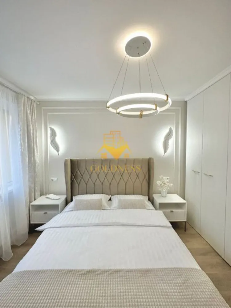 2 camere,lux, zona centrala,Piata Mihai Viteazu,Panemar,Mc Donald's - GOLDNESS Imobiliare vă propune spre închiriere un apartament cu 2 camere complet mobilat și utilat, la etajul 2 într-un imobil de 5 etaje, în zona centrala. Apartamentul este compartimentat astfel:
 - dormitor cu pat matrimonial, dressing, noptiere
 - living cu canapea extensibila, masutana pentru cafea
 - bucatarie complet mobilata, utilata, loc de luat masa
 - baie cu cabina de dus, calorifer port prosop inox și dulap pentru depozitare.
 - terasa de 4 mp.

Imobilul este dotat cu toate cele necesare- centrală proprie, mașină de spălat haine, frigider, plită electrică, hotă, etc. 
Se află în apropierea stațiilor de transport în comun, magazine, restaurante, spații verzi, farmacii, etc. 
Posibilitate de parcare in zona sau in curtea interioara.

Dacă sunteți interesați de acest apartament și doriți să îl vizionați, dar și pentru alte oferte sau detalii nu ezitați să ne contactați telefonic sau prin e-mail - goldnessimobiliare@gmail.com. Vă stăm la dispoziție!