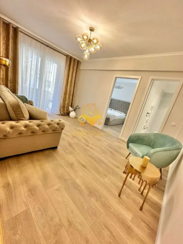 2 camere,lux, zona centrala,Piata Mihai Viteazu,Panemar,Mc Donald's - GOLDNESS Imobiliare vă propune spre închiriere un apartament cu 2 camere complet mobilat și utilat, la etajul 2 într-un imobil de 5 etaje, în zona centrala. Apartamentul este compartimentat astfel:
 - dormitor cu pat matrimonial, dressing, noptiere
 - living cu canapea extensibila, masutana pentru cafea
 - bucatarie complet mobilata, utilata, loc de luat masa
 - baie cu cabina de dus, calorifer port prosop inox și dulap pentru depozitare.
 - terasa de 4 mp.

Imobilul este dotat cu toate cele necesare- centrală proprie, mașină de spălat haine, frigider, plită electrică, hotă, etc. 
Se află în apropierea stațiilor de transport în comun, magazine, restaurante, spații verzi, farmacii, etc. 
Posibilitate de parcare in zona sau in curtea interioara.

Dacă sunteți interesați de acest apartament și doriți să îl vizionați, dar și pentru alte oferte sau detalii nu ezitați să ne contactați telefonic sau prin e-mail - goldnessimobiliare@gmail.com. Vă stăm la dispoziție!