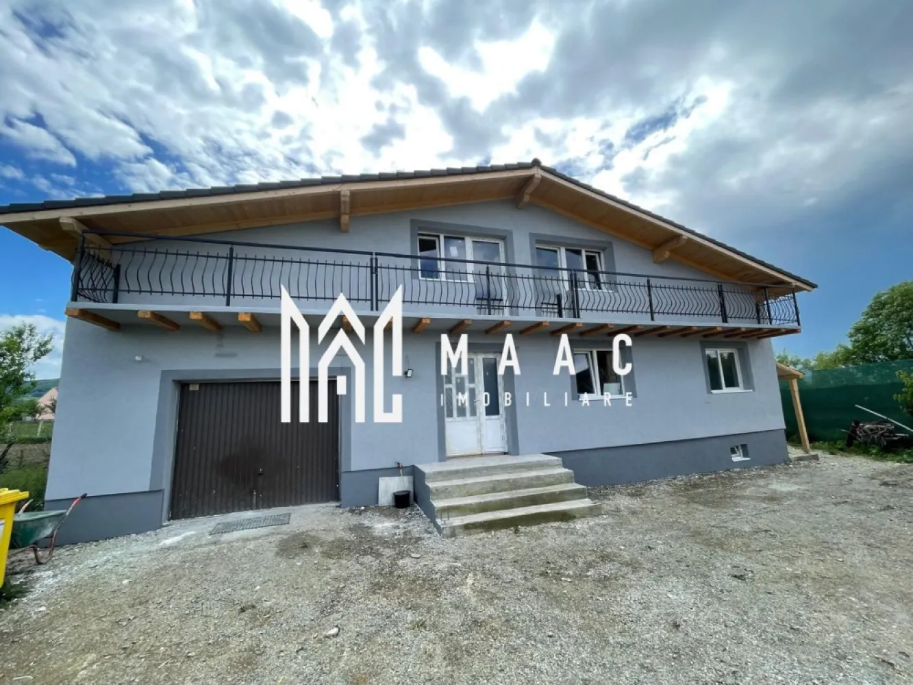 Casă individuală I 240 MPU I Teren 650 MP I Cornețel-Sibiu - MAAC Imobiliare va propune spre vanzare o casă individuală spațioasă, situată în Cornețel, la doar 15 km de Sibiu – ideală pentru cei care își doresc liniște, aer curat și acces rapid către oraș. Detalii proprietate: Suprafață utilă: 240 mp Compartimentare: 4 camere decomandate 3 băi 2 dressing-uri 2 balcoane Pivniță Garaj Teren: Suprafață teren: 650 mp Posibilitate extindere teren până la 1500 mp Stadiu și construcție: Construcție nouă Se predă la stadiul de „alb”, exact ca în fotografii Ideală pentru personalizare după propriul gust Alte informații: Toate actele sunt în regulă Se poate achiziționa și prin credit ipotecar Această proprietate reprezintă o alegere excelentă pentru o locuință de familie, oferind spațiu generos atât în interior, cât și în exterior. Pentru mai multe detalii si programarea unei vizionari va rugam sa specificati ID: CP3062621. }}