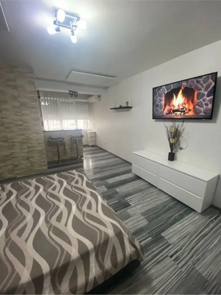 De inchiriat apartament cu o cameră ultracentral Mazepa1, 350 euro - Ofer spre închiriere apartament cu o cameră, situat în Mazepa 1, într-o zonă centrală, foarte liniștită, pe faleza superioară a Dunării. Locația este excelentă, având în imediata apropiere restaurante, școli, grădinițe, parcuri, supermarketuri, mijloace de transport în comun și locuri de parcare. Apartamentul este recent renovat, finisat modern (lux) și dotat complet cu echipamente de ultimă generație: - aer condiționat inverter - mașină de spălat - frigider - aragaz + hotă electrică - cuptor cu microunde - boiler pentru baie și bucătărie - rulouri exterioare electrice cu telecomandă - televizor LCD Smart - încălzire cu panouri electrice (consum redus) - sistem de alarmă Se închiriază pe termen lung. Nu se acceptă animale de companie. Pentru detalii suplimentare, vă rog să mă contactați 0746.252.252 Liliana Ene.