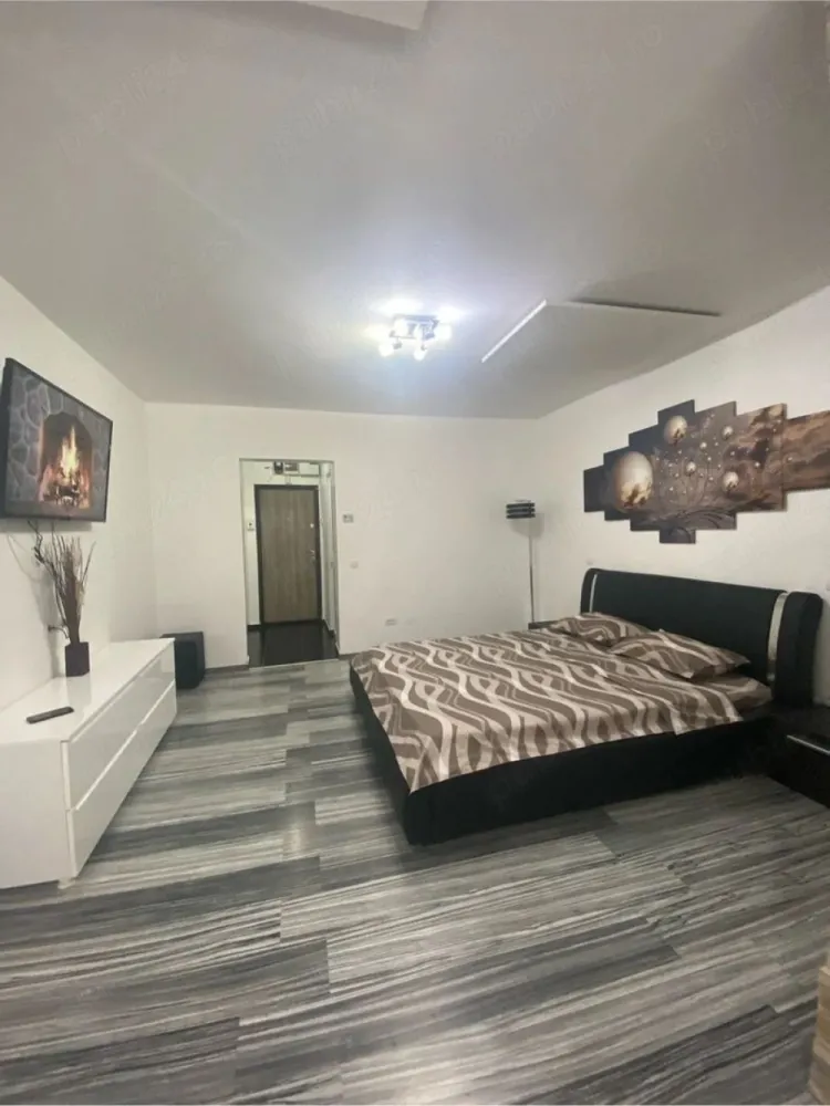 De inchiriat apartament cu o cameră ultracentral Mazepa1, 350 euro - Ofer spre închiriere apartament cu o cameră, situat în Mazepa 1, într-o zonă centrală, foarte liniștită, pe faleza superioară a Dunării. Locația este excelentă, având în imediata apropiere restaurante, școli, grădinițe, parcuri, supermarketuri, mijloace de transport în comun și locuri de parcare. Apartamentul este recent renovat, finisat modern (lux) și dotat complet cu echipamente de ultimă generație: - aer condiționat inverter - mașină de spălat - frigider - aragaz + hotă electrică - cuptor cu microunde - boiler pentru baie și bucătărie - rulouri exterioare electrice cu telecomandă - televizor LCD Smart - încălzire cu panouri electrice (consum redus) - sistem de alarmă Se închiriază pe termen lung. Nu se acceptă animale de companie. Pentru detalii suplimentare, vă rog să mă contactați 0746.252.252 Liliana Ene.